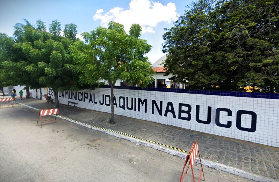 frente da Escola Municipal Joaquim Nabuco em Panelas-PE